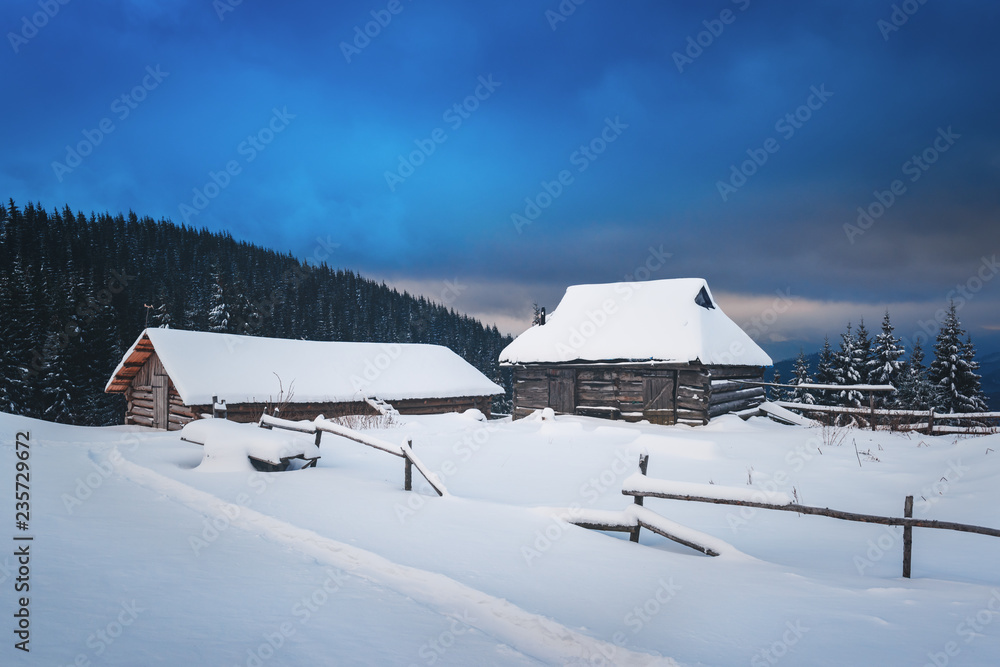 雪山木屋的奇妙冬季景观。圣诞假期概念。喀尔巴阡山