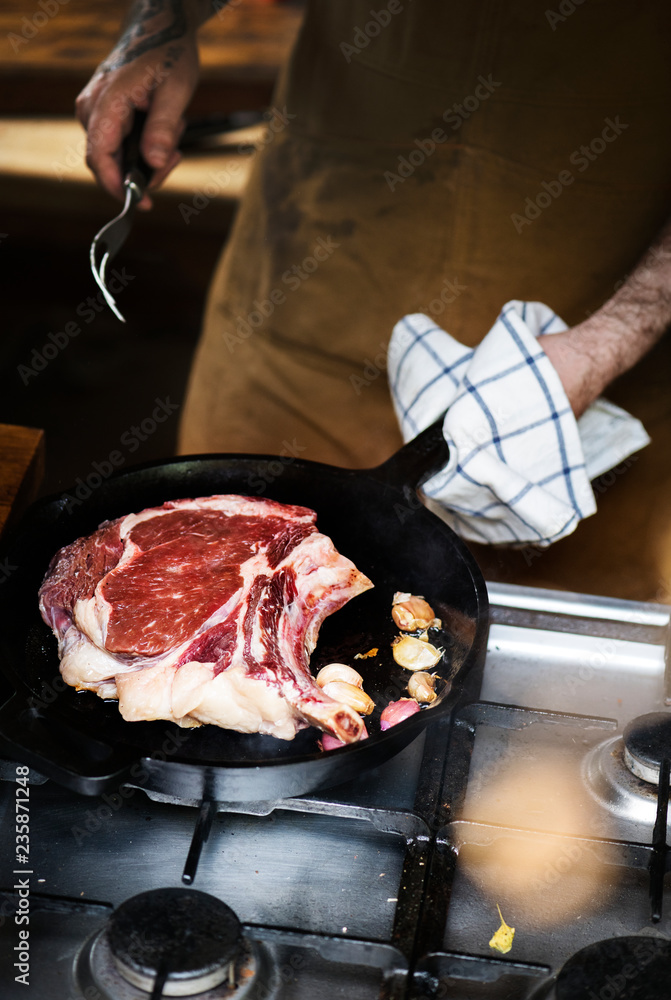厨师用平底锅烹饪牛排摄影食谱创意