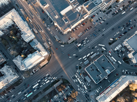 欧洲城市、空中或空中沥青路面上市中心十字路口或十字路口的道路汽车交通