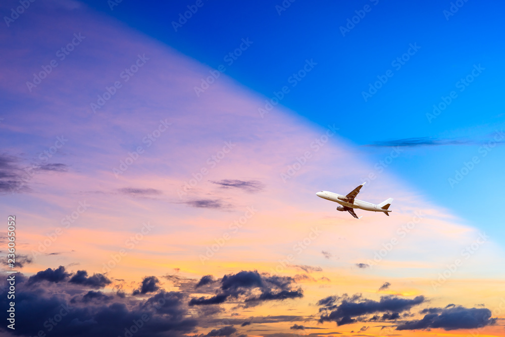日落时，飞机在引人注目的云层上方飞行