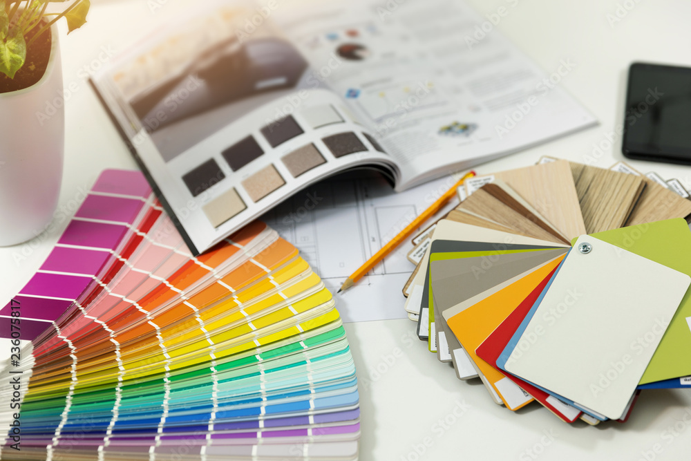设计师工作场所-室内油漆颜色和家具材料样品
