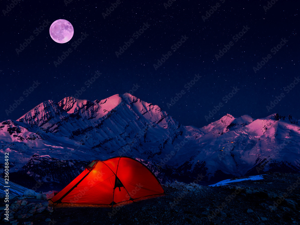 山区的夜间露营地，夜空下的米里昂星级酒店，阿尔卑斯山山口上的红色帐篷。