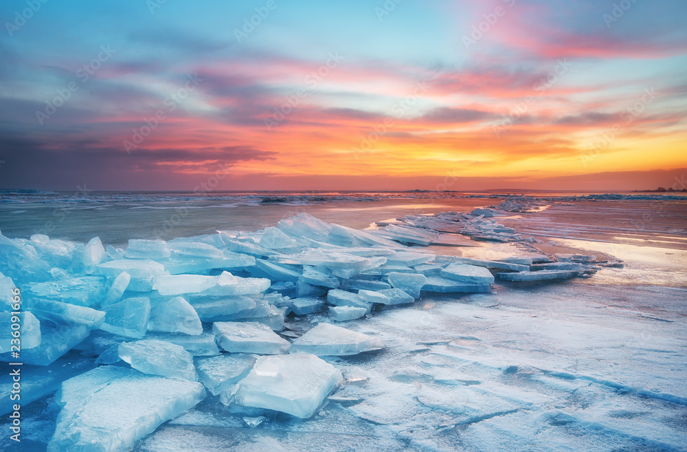 日落时海滨的冬季景观。挪威罗弗敦群岛。冰和日落的天空。自然获胜