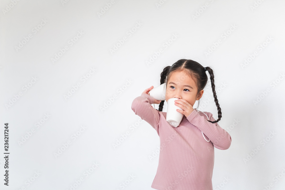 亚洲可爱女孩在白色背景下玩纸杯电话