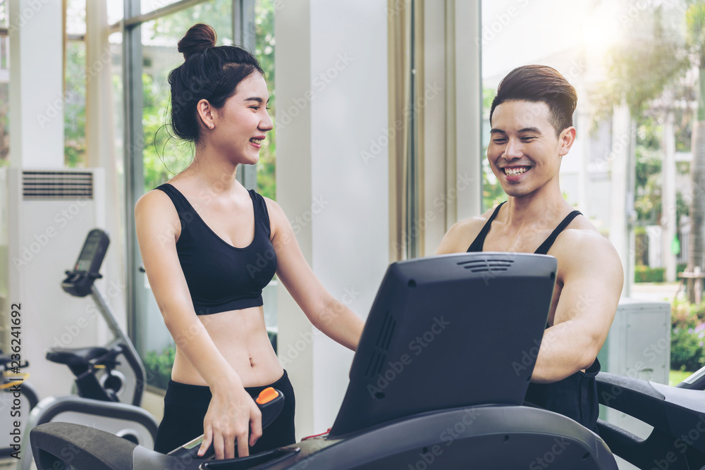 运动型跑步者在健身馆的跑步机上跑步。健康的生活方式理念。