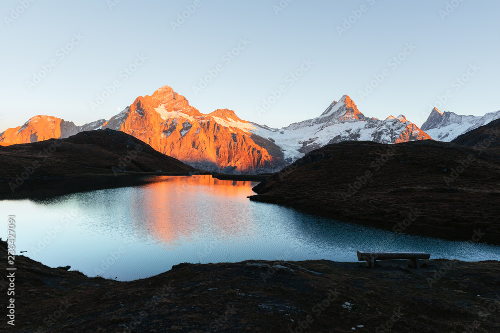 瑞士阿尔卑斯山脉巴查尔普西湖上的如画景色。米特尔霍恩州维特霍恩的雪峰