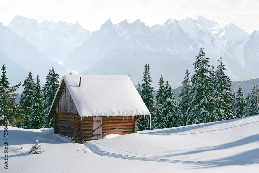 雪山木屋的奇妙冬季景观。圣诞节假期概念