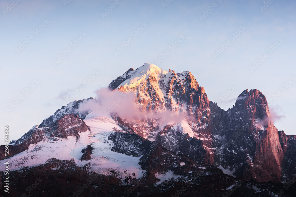 法国阿尔卑斯山Aiguille Verte峰上令人难以置信的彩色日落。蒙特比安科山脉，蒙特布兰克马斯