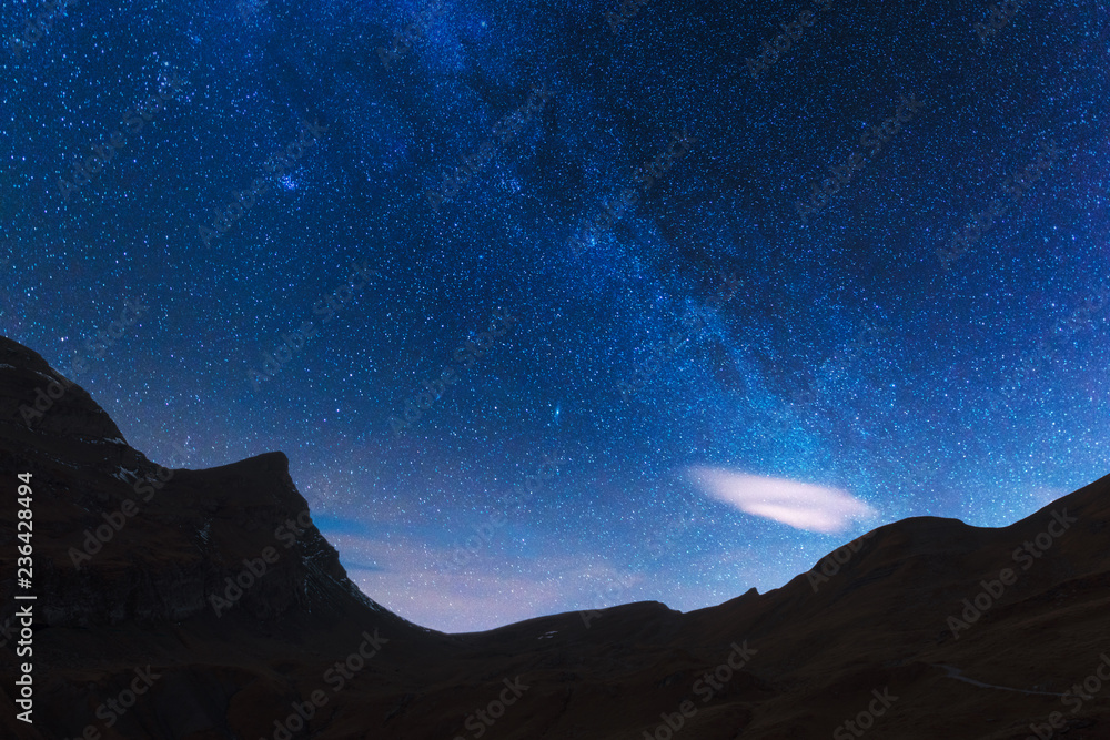 蓝天下令人难以置信的银河系夜景。瑞士阿尔卑斯山。风景天文摄影