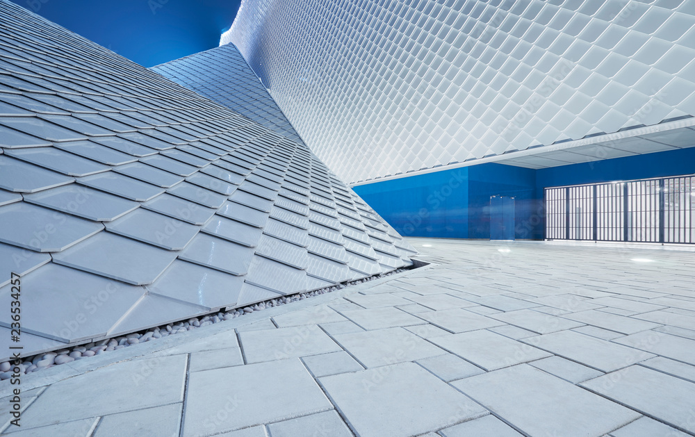 抽象几何结构蓝白相间的墙壁和空地板。