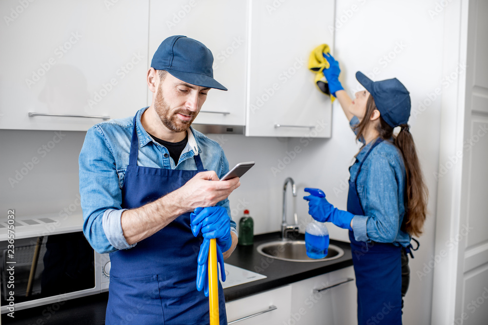 作为uniform的专业清洁工，男女在厨房工作时玩得很开心