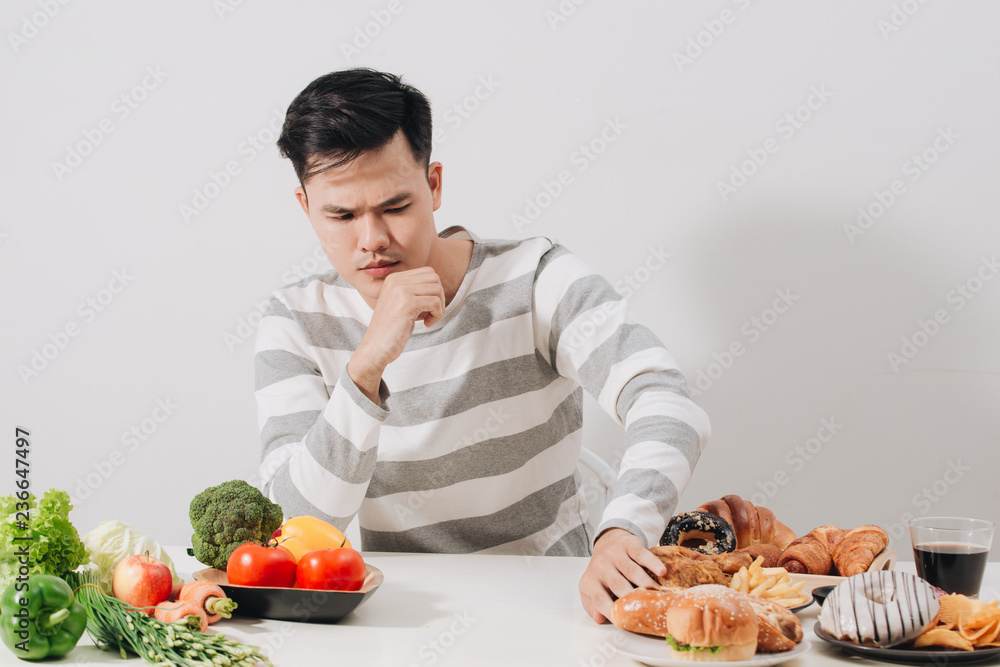 男人在健康和不健康食物之间艰难抉择