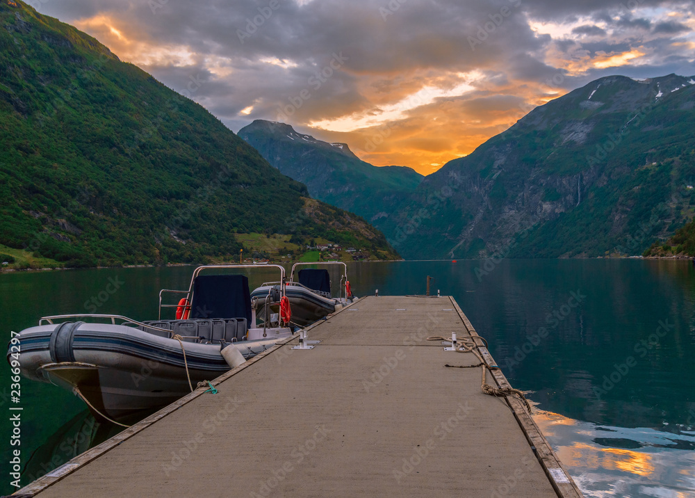 日落时盖兰格峡湾的景色。挪威