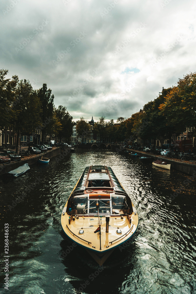 欧洲荷兰阿姆斯特丹运河上的船