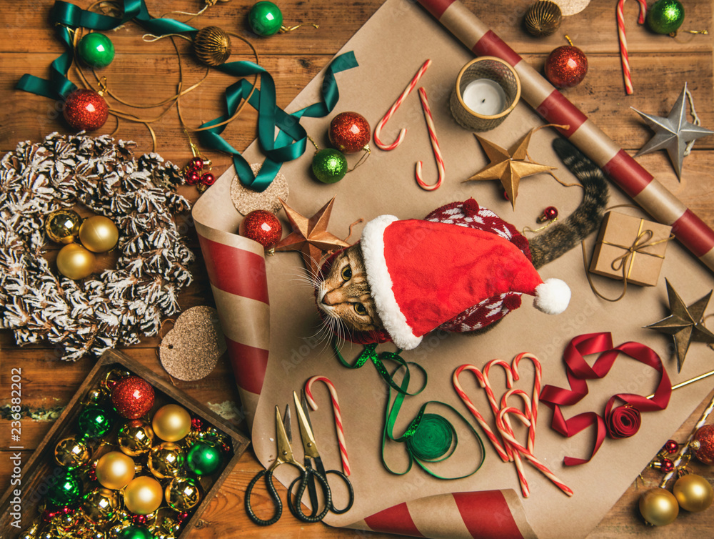 为圣诞节或新年假期做准备。装饰、缎带、礼品纸、门的平面布置