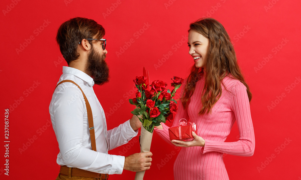 情人节概念。有爱心、有鲜花、有红色礼物的幸福年轻情侣