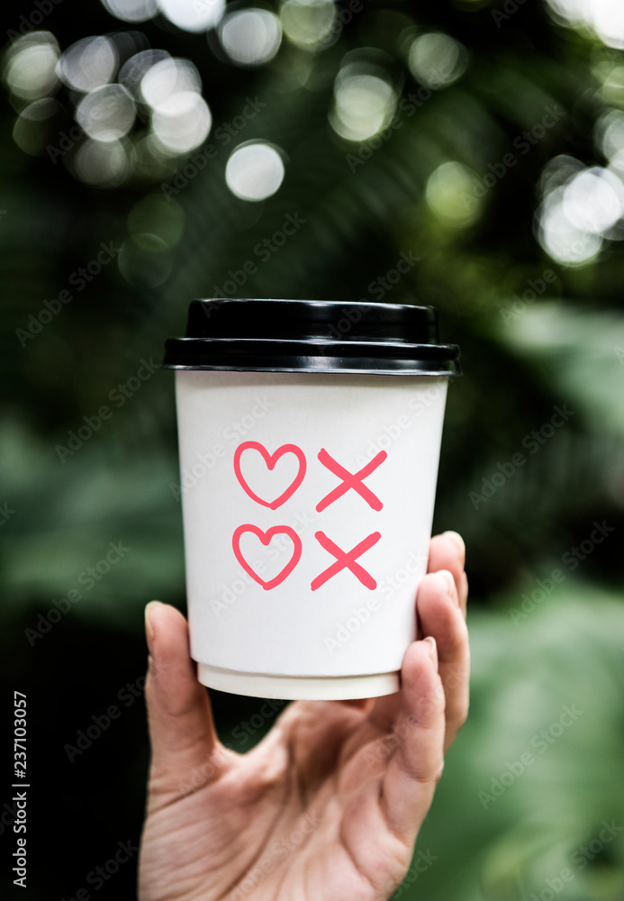 纸咖啡杯上的心形和亲吻符号