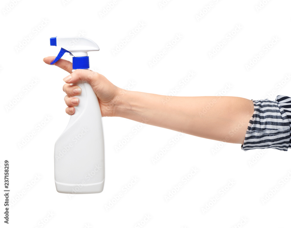 白色背景下拿着一瓶洗涤剂的女人