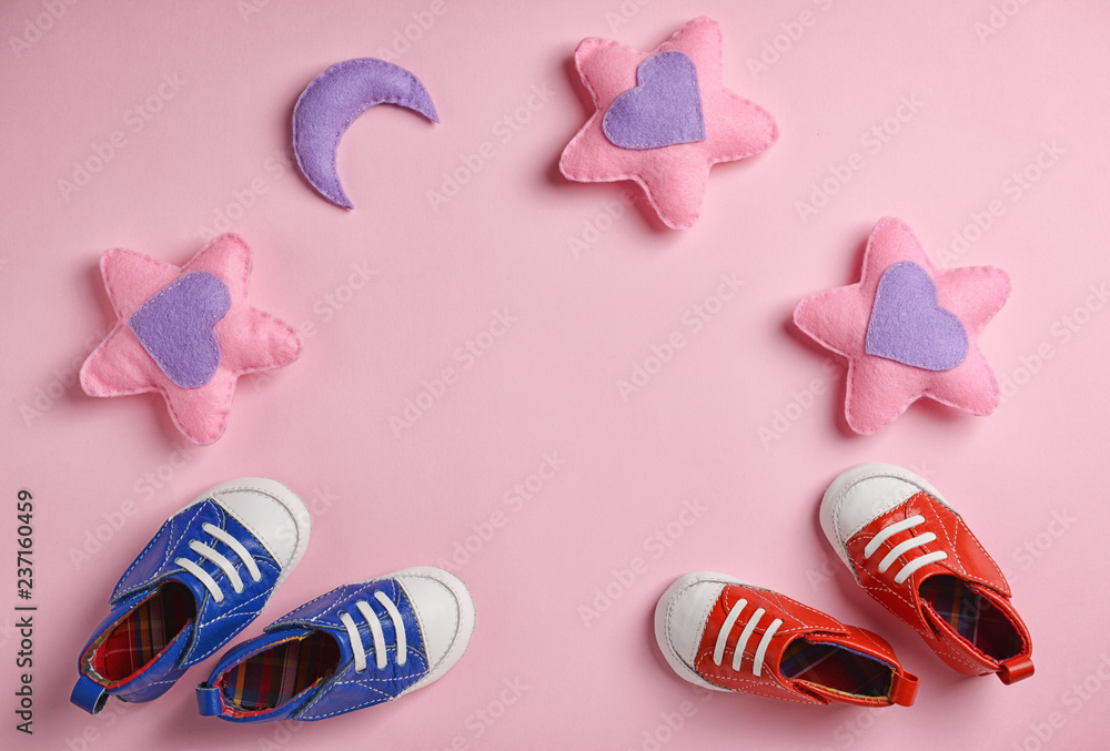 彩色背景平躺婴儿鞋和玩具