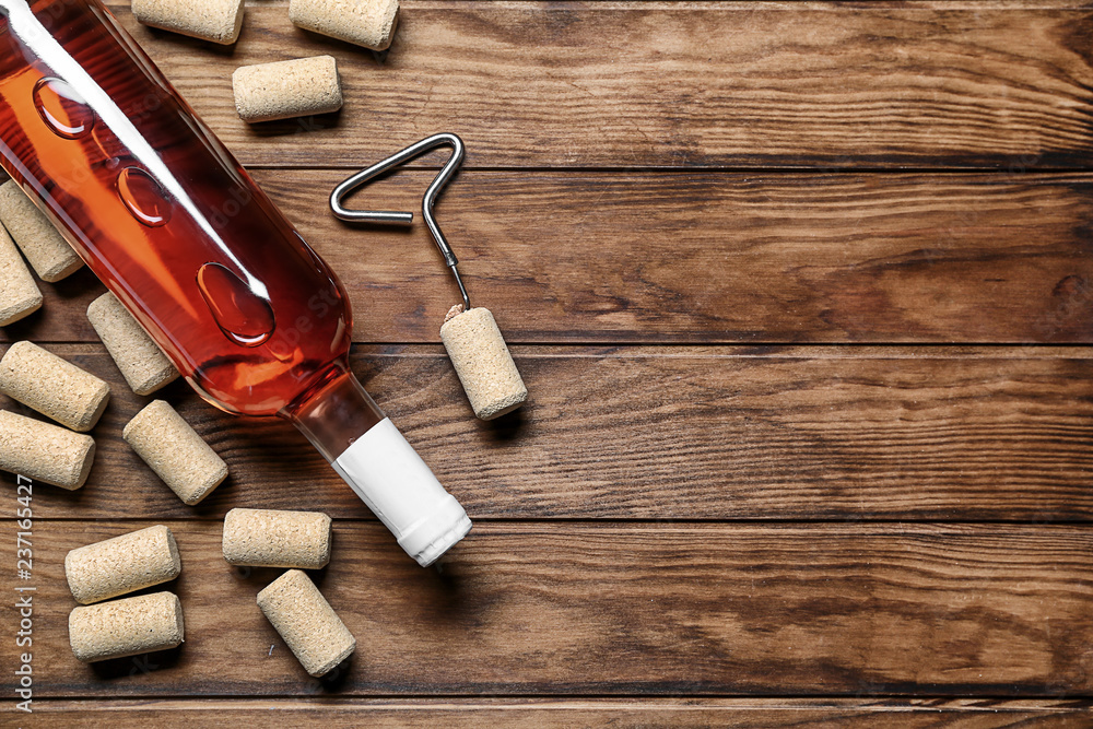 一瓶木底带软木塞的红酒