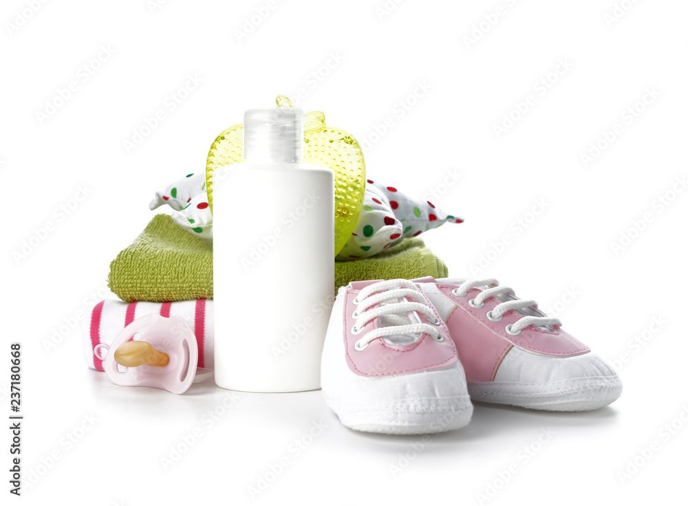 白底鞋和毛巾的婴儿化妆品
