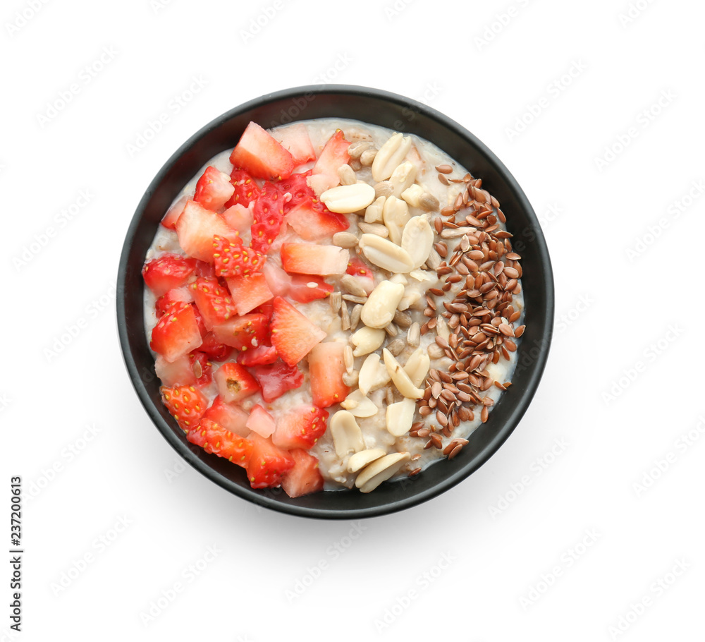 碗里有美味的燕麦、草莓和坚果，白底