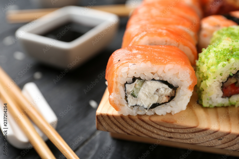 木架上的美味寿司，特写