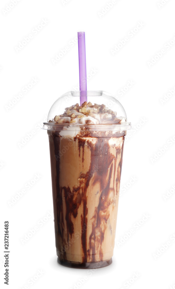 白色背景巧克力的美味冷咖啡塑料杯
