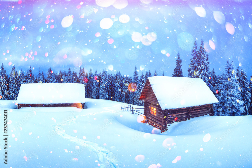 雪山上木屋的奇妙冬季景观。圣诞明信片拼贴画。