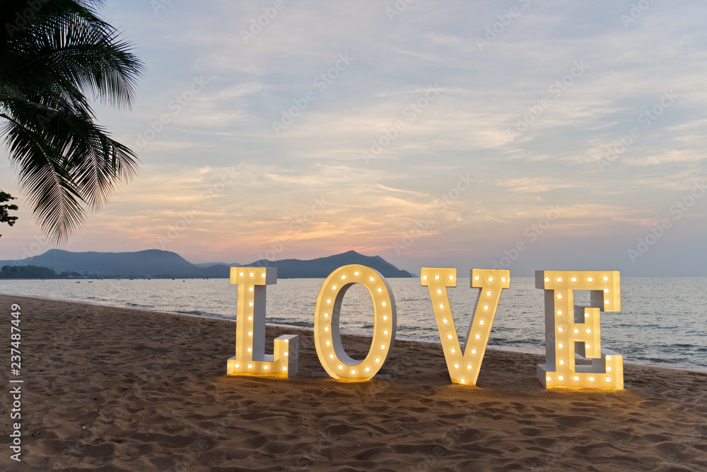 在海滩上放上带灯的爱情字母。在黄昏时分，当太阳落下时可以看到b