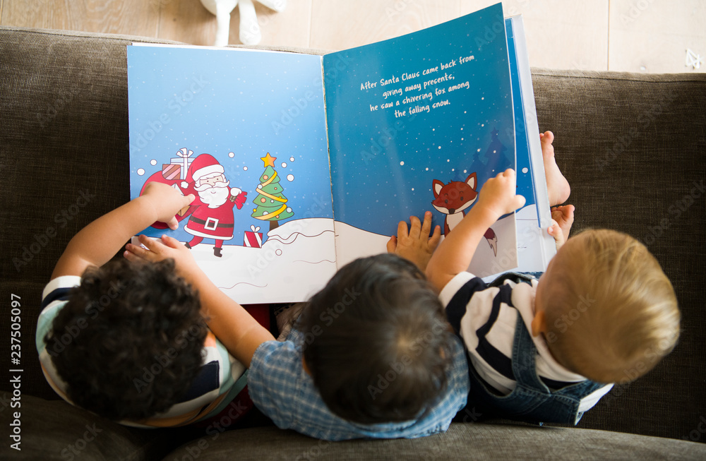 孩子们一起读圣诞故事
