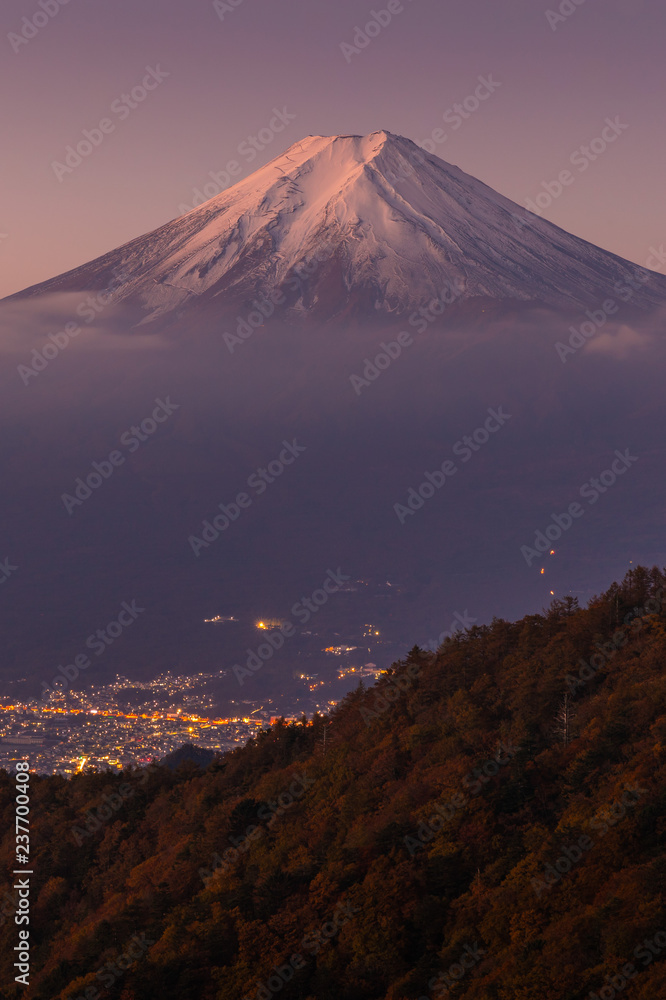 从三条山看秋天的富士山和富士吉田镇