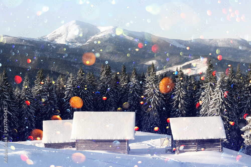 雪山上有木屋的奇妙冬季景观。圣诞明信片拼贴画。