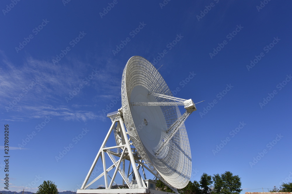 卫星天线阵列或无线电天线对着天空。太空天文台。