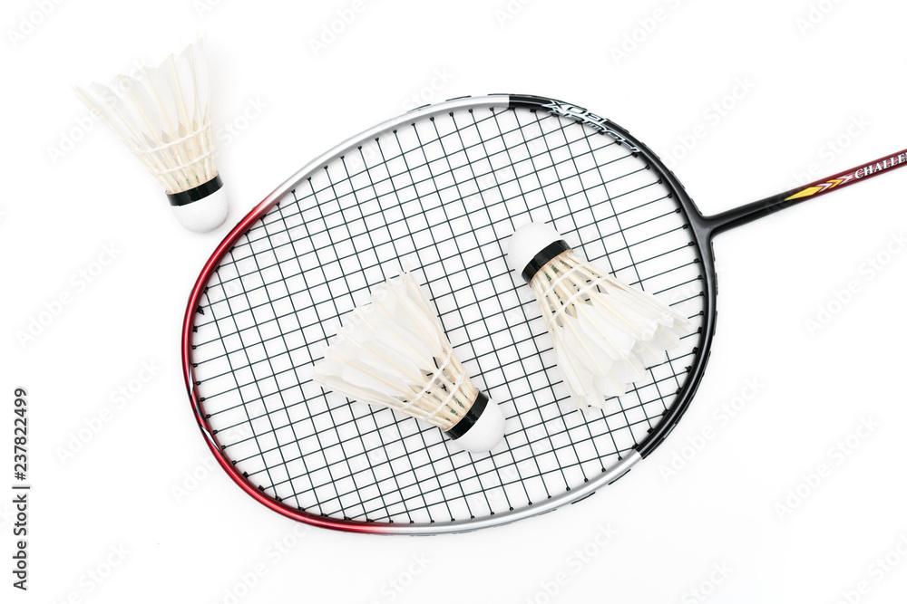 羽毛球和球拍的白色背景图像