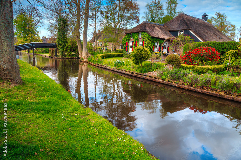 令人惊叹的荷兰村庄和传统房屋，荷兰吉托恩，欧洲