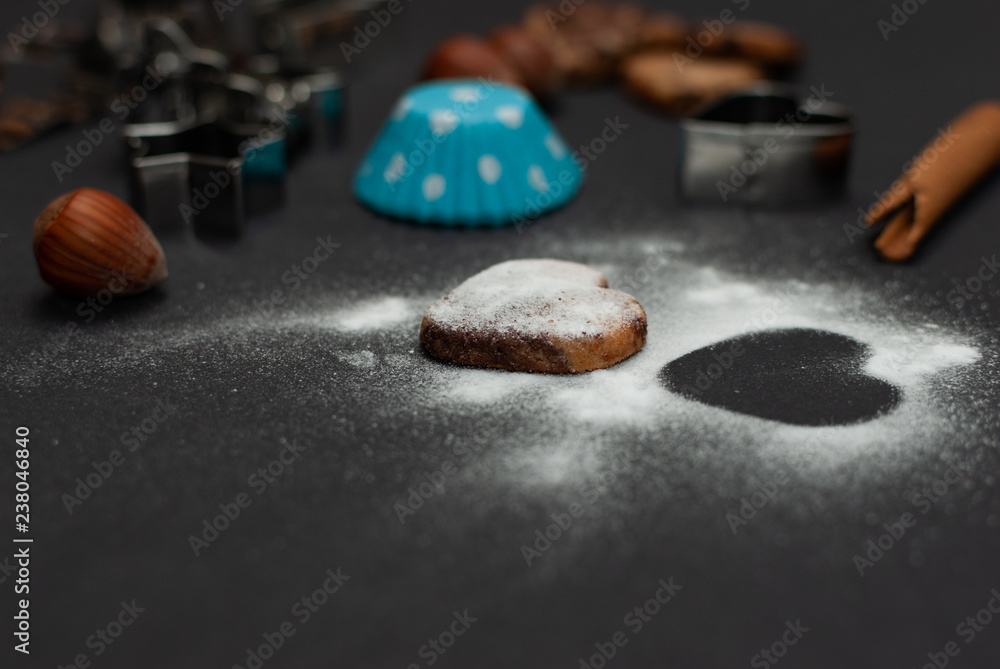 黑色背景下饼干和烘焙设备的斜视图