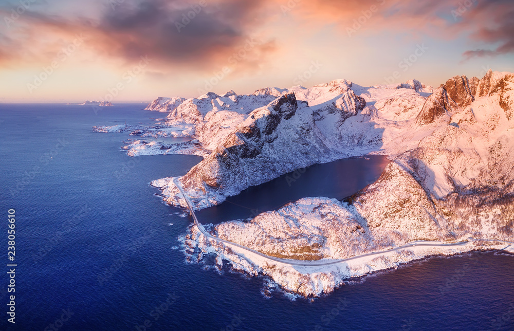 挪威罗弗敦群岛的鸟瞰图。日落时的山脉和大海。自然景观