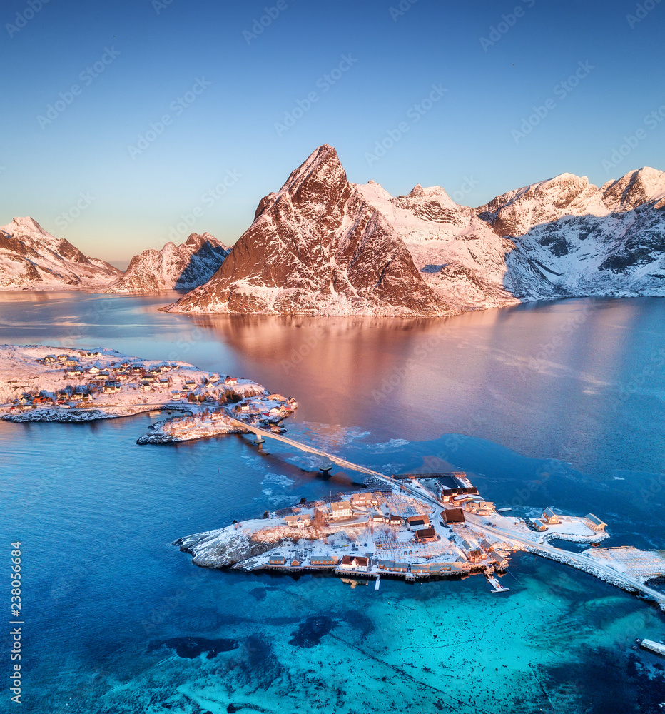 挪威罗弗敦群岛的鸟瞰图。日落时的山脉和大海。自然景观