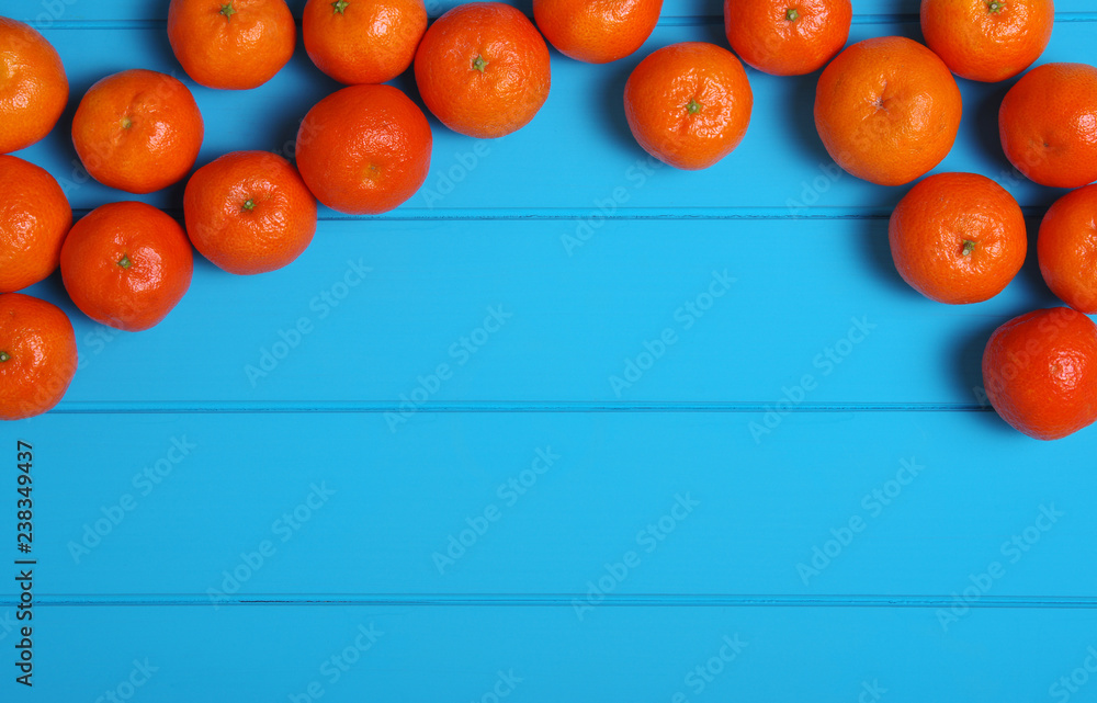木桌背景上的橘子