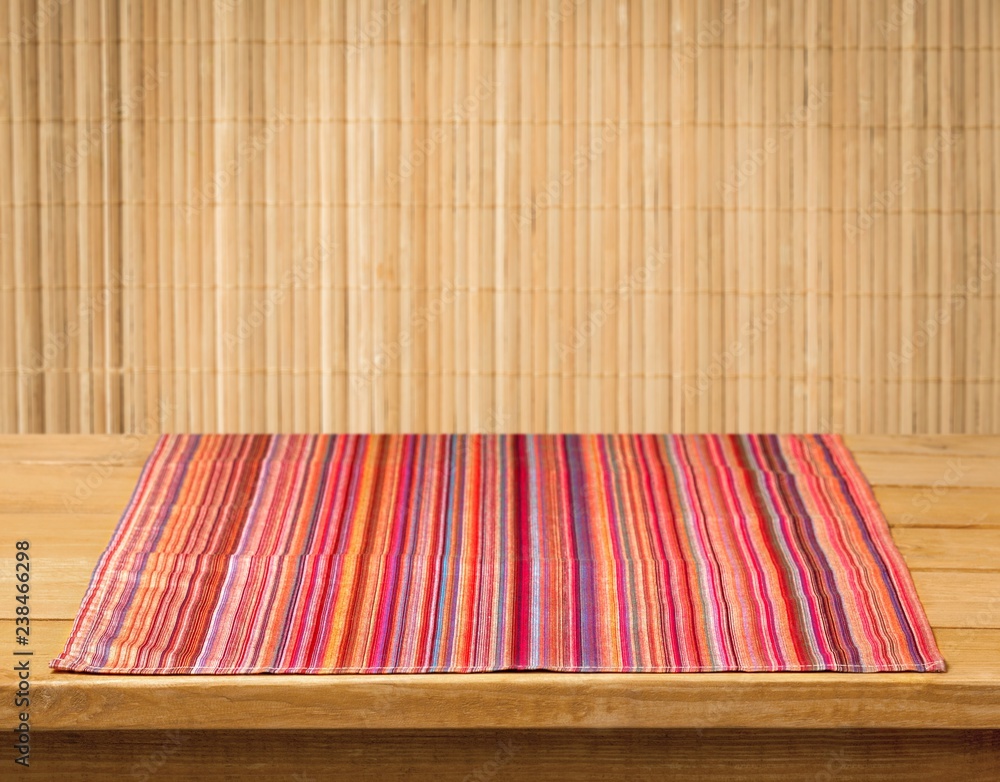 背景是木桌和彩色餐巾
