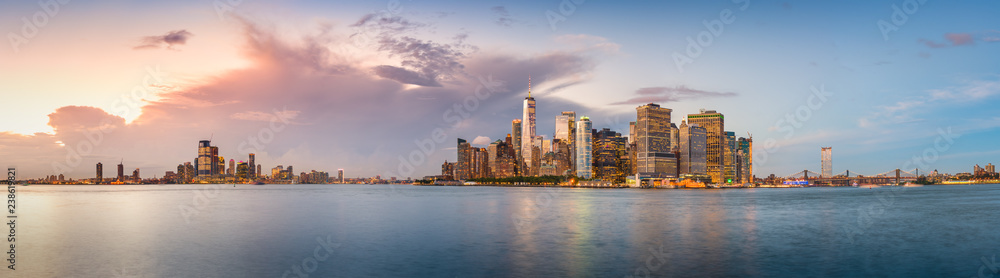 黄昏时分，从海港对面俯瞰纽约市金融区天际线全景。