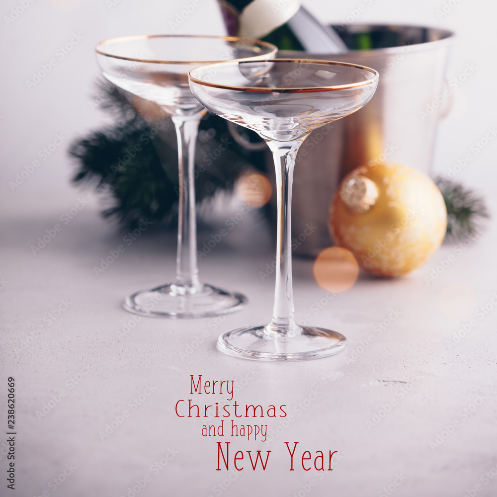 装在桶里的香槟瓶，里面有冰块、玻璃杯和圣诞装饰品
