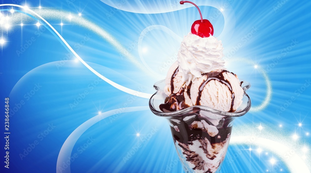 美味的冰淇淋甜点配生奶油和樱桃