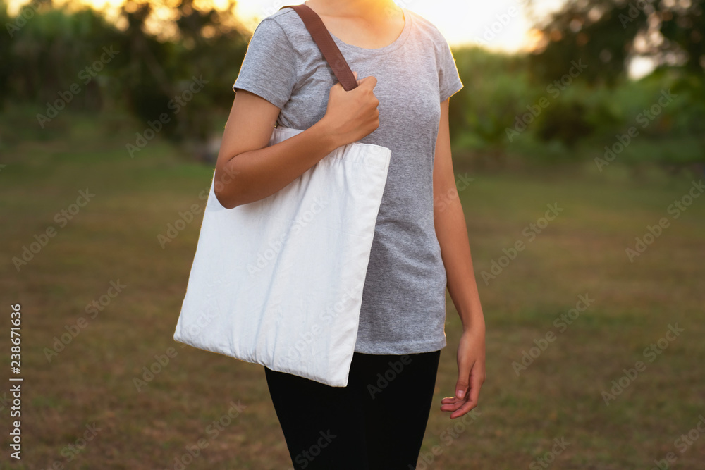 年轻的女人拿着棉花。环保理念