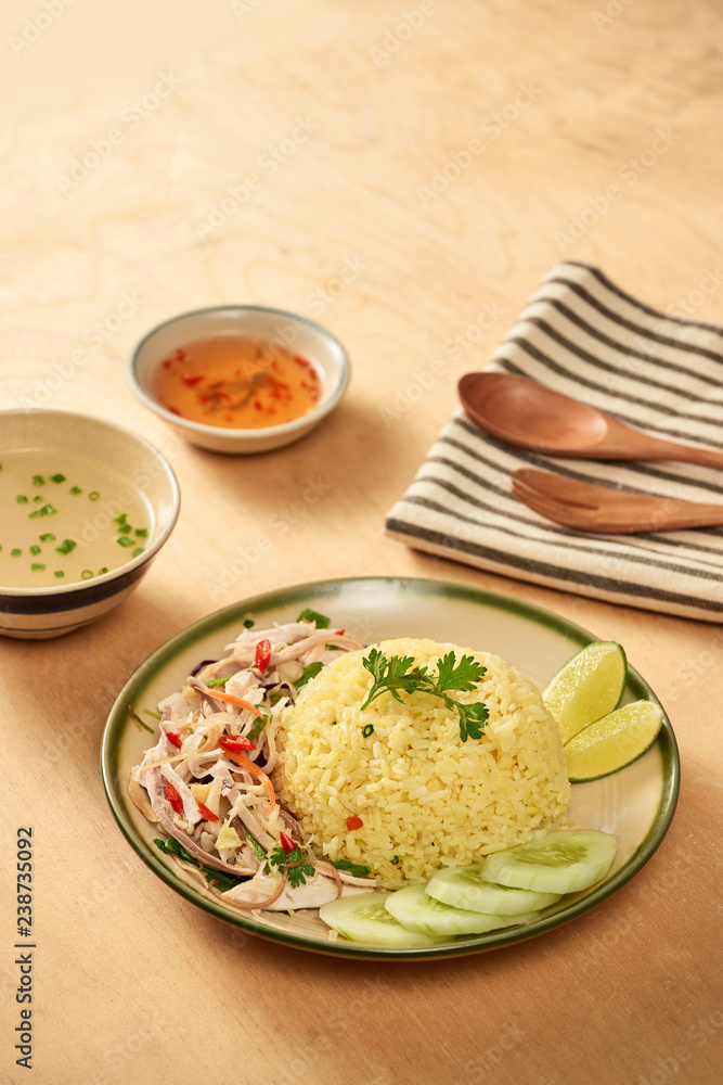 亚洲美食-烤肉配蔬菜和米饭