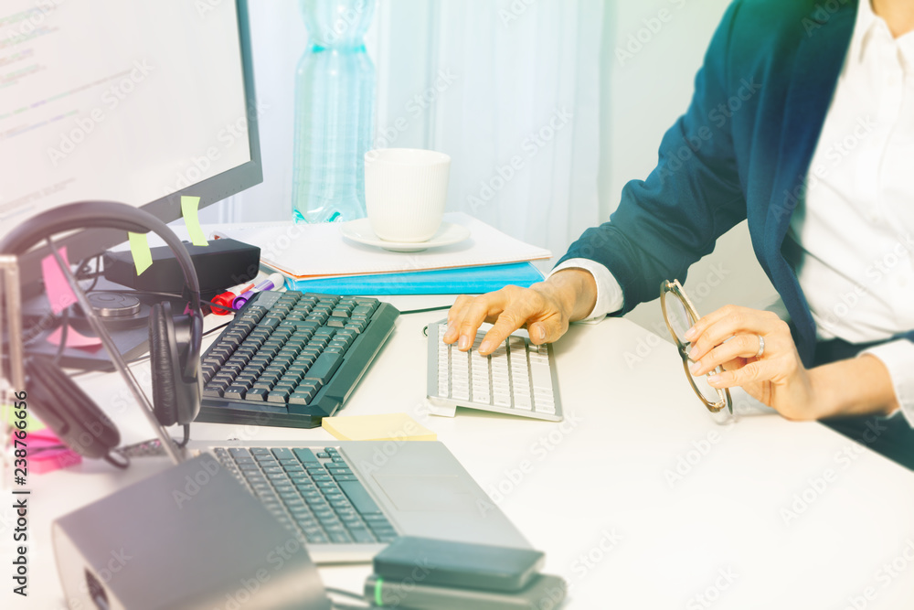 女人用手在电脑键盘上打字
