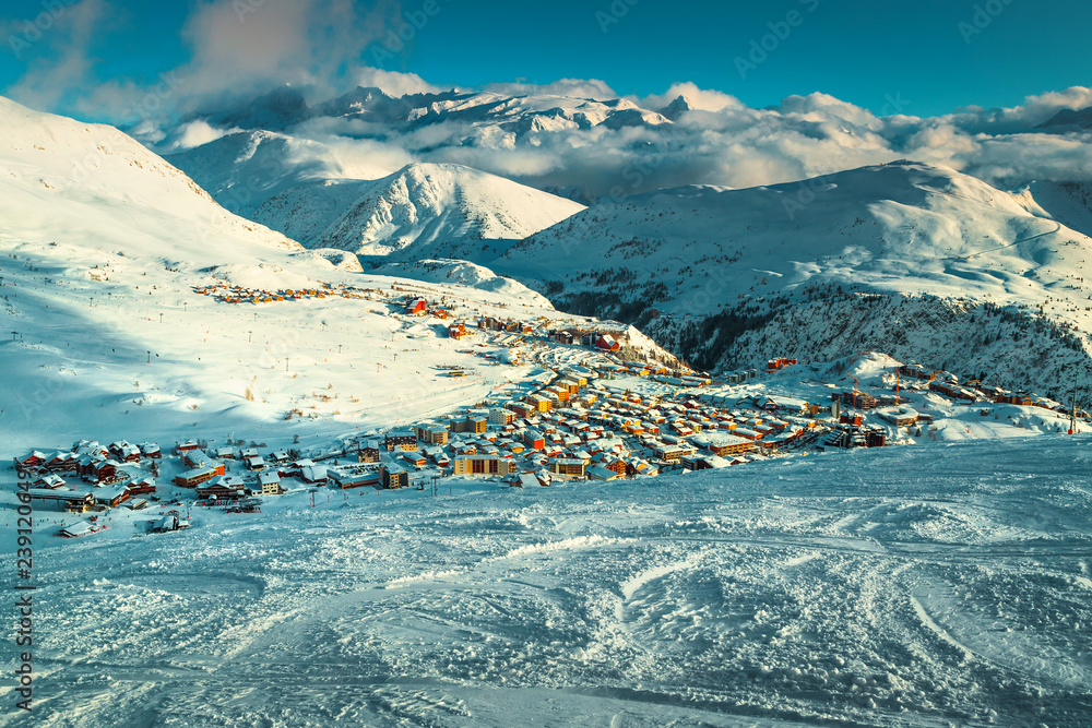 来自滑雪场的奇妙冬季度假胜地，法国，欧洲
