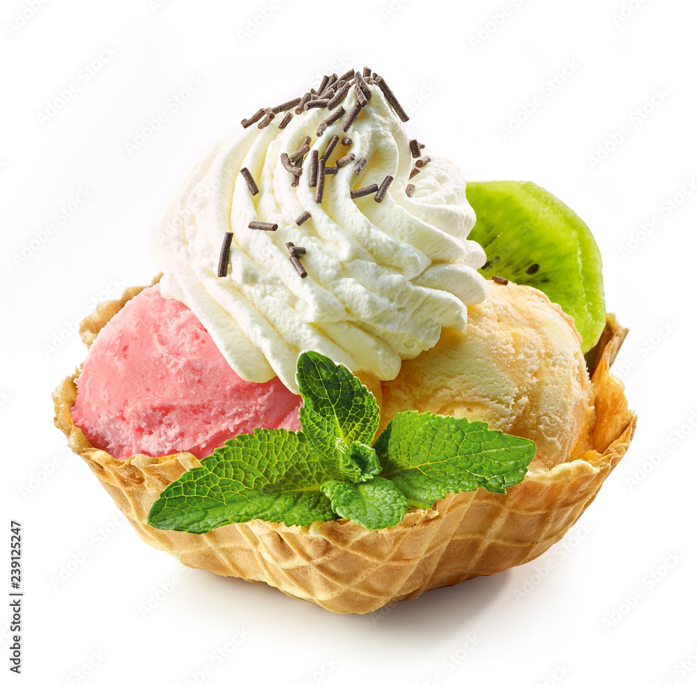 华夫饼干篮中的各种冰淇淋勺