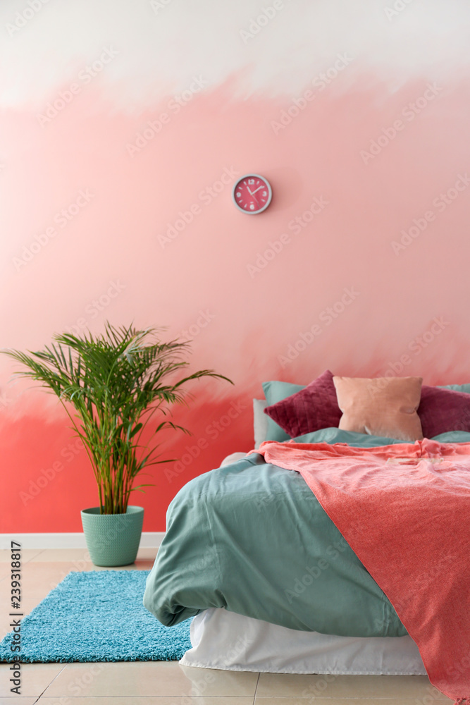 房间内部，粉色墙壁附近有一张舒适的床